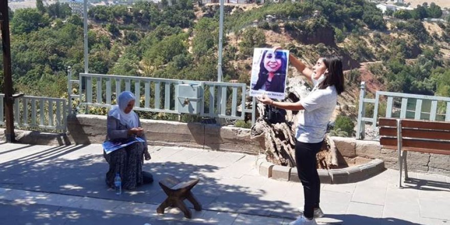 DERSİM - Kayıp kardeşi için oturma eylemi yapan Aygül Doku gözaltına alındı