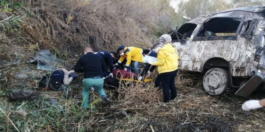 Van’da mültecileri taşıyan minibüs takla attı: 2 ölü, 22 yaralı!