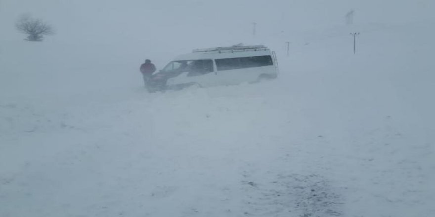 Van ve Bingöl’de yüzlerce köy yolu ulaşıma kapandı