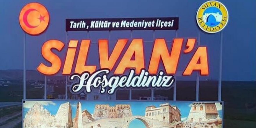 Silvan'da çok dilli tabela yerine Türkçe tabela konuldu