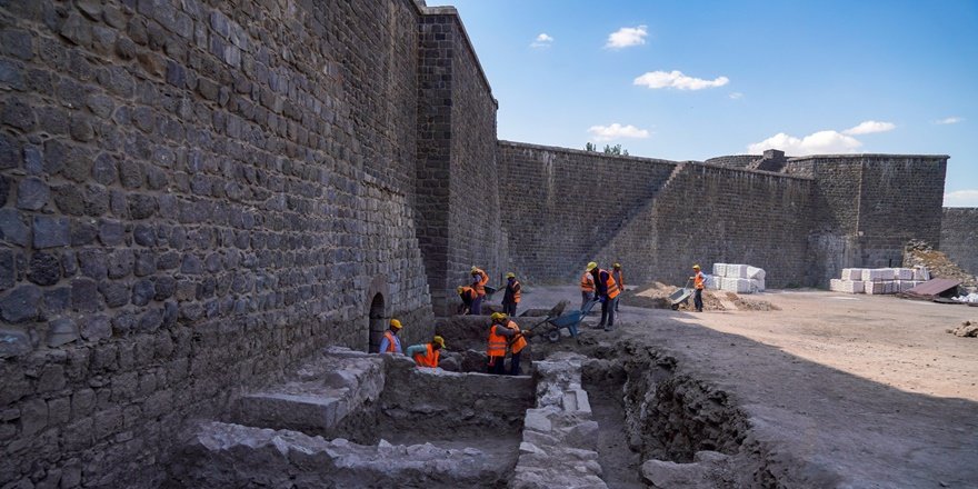 Sur’daki restorasyonda 3 burcun kapısı ortaya çıkarıldı