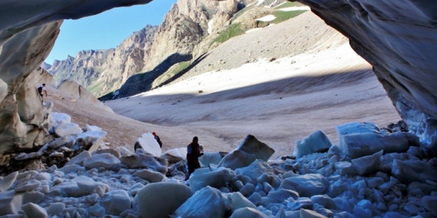 Hakkari'deki Cilo Dağı'nda bulunan, yaklaşık 20 bin yıllık Cilo buzulları eriyor