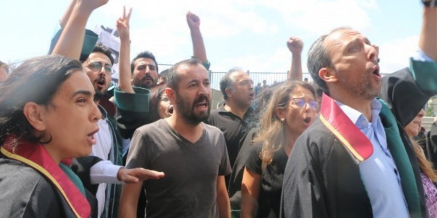 3 büyükşehir belediyesine kayyum atamasını protesto eden 9 avukata dava