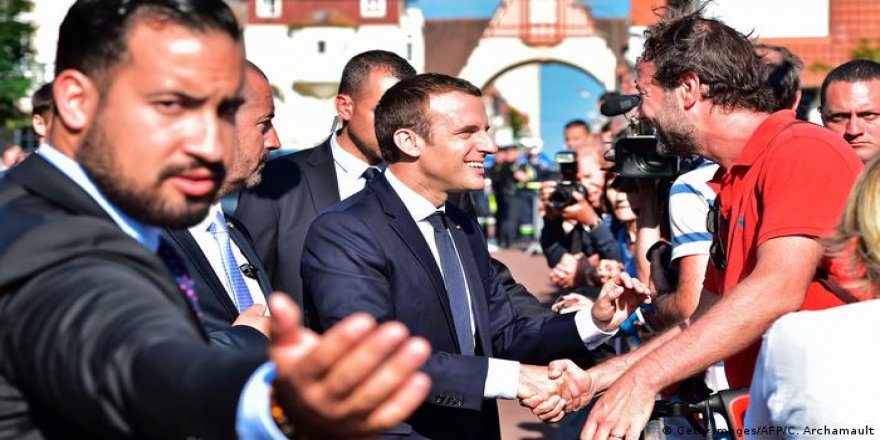 Macron'un gösterici döven eski korumasına 3 yıl hapis