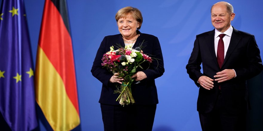 Angela Merkel görevini Başbakan Olaf Scholz'a devretti