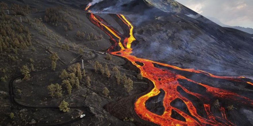 İspanya’da volkan krizi: La Palma’da küller altında kalan evler temizleniyor