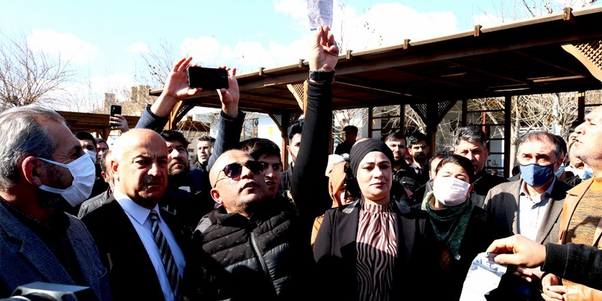 Bismil’de zam protestosu: Elektrik faturalarını yaktılar!