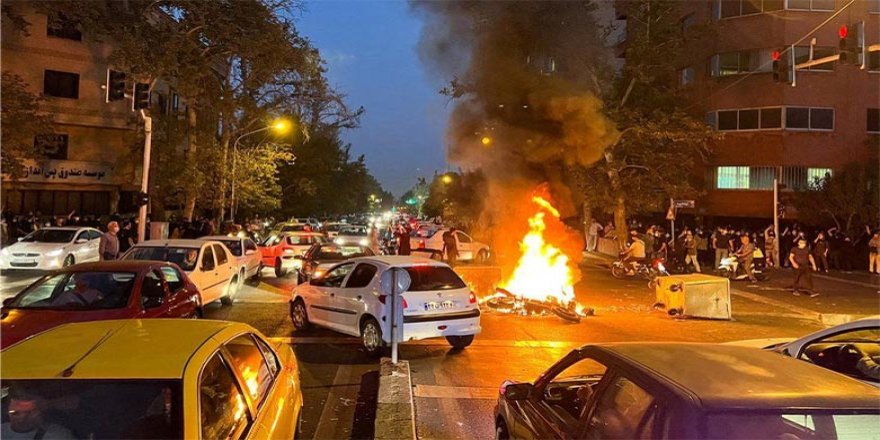 İran’da yapılan çağrılar üzerine protestocular sokaklara çıktı