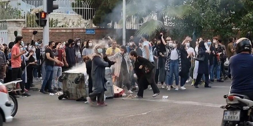 İran’da protestolar sürüyor: “Ahlak polisinin kaldırıldığı bir yalan”