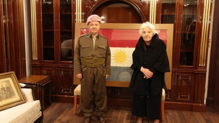 104 yıllık Kürdistan Bayrağı,Başkan Barzani’ye teslim edildi