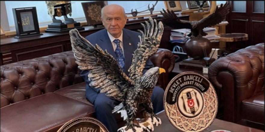 Beşiktaş tribünü “Hükümet istifa” diye bağırdı, Bahçeli istifa etti