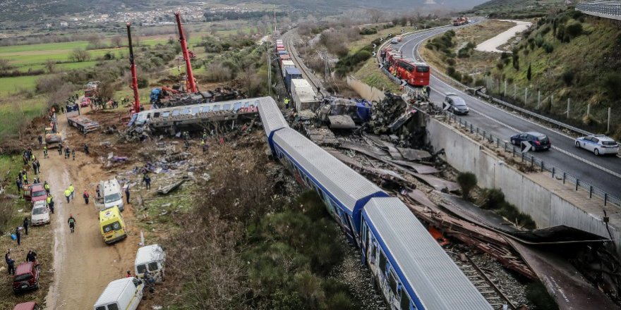 Yunanistan’da trenler çarpıştı: 38 yolcu hayatını kaybetti