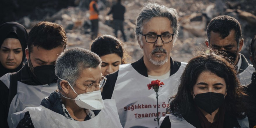 TTB, Galeria Sitesi önüne karanfil bıraktı: Sözümüz söz, bu düzeni değiştireceğiz