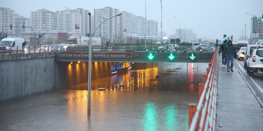 Diyarbakır'da sağanak, hayatı felç etti