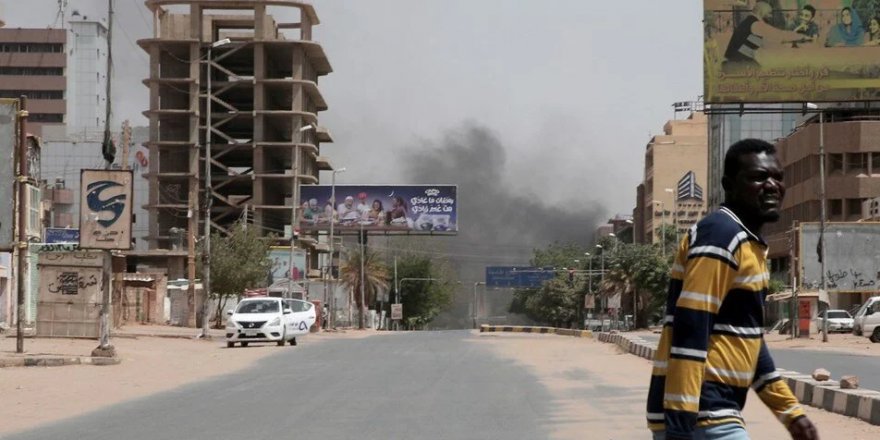 Sudan'da ateşkes birkaç saat ayakta kaldı; başkentte generallerin güçleri, kontrol için yine silahlara sarıldı