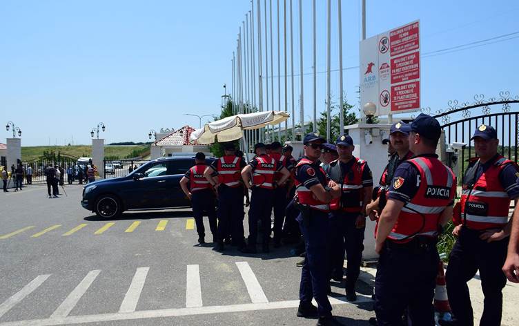 Arnavutluk'ta Halkın Mücahitleri kampına polis baskını