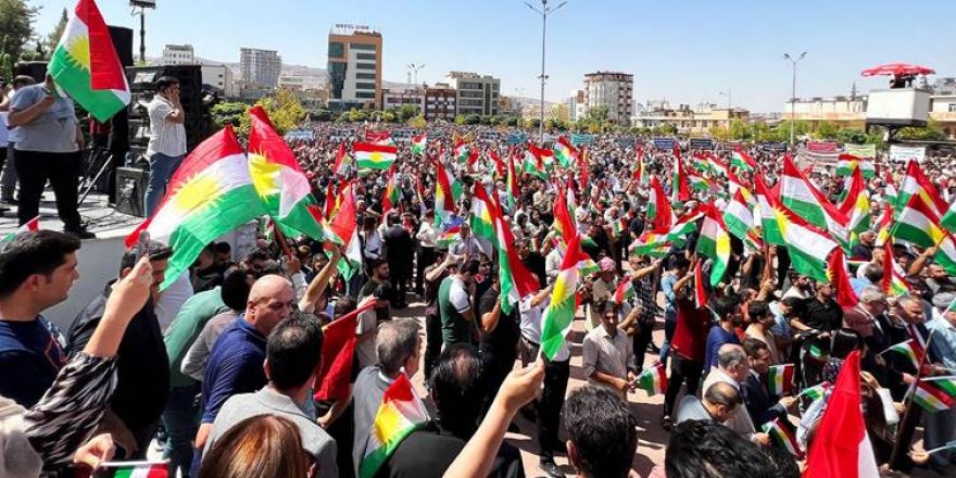 Duhok'ta Kürtler Bağdat'ı protesto ediyor