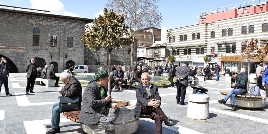 Diyarbakırlılar kentin Milletvekillerini mumla arıyor!