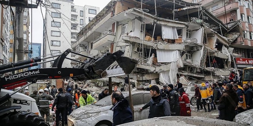 Diyarbakır'da yıkılan binalar tehlike saçıyor