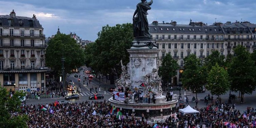 Fransa'da sol ve merkez partileri aşırı sağcı Ulusal Birlik'e karşı birleşti