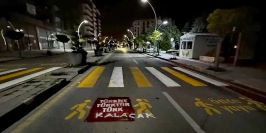 Kürtçe yol işratlerini kapatan çocuk, avukatı ve TEM polisinden 'fikir' almış