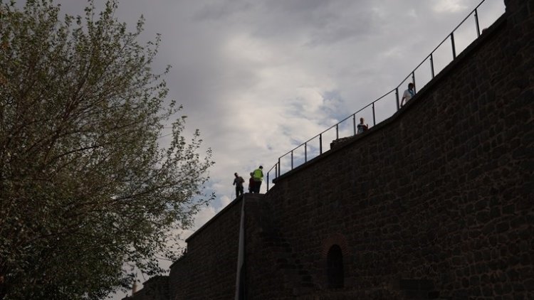 UNESCO listesindeki Diyarbakır Surları’na demir korkuluk dikildi!