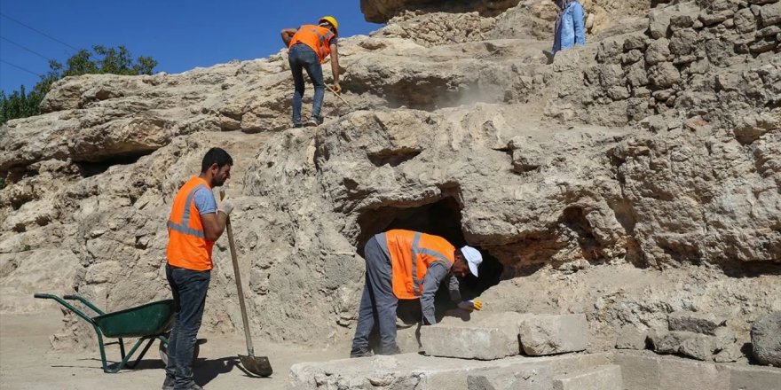 Diyarbakır'da kazı: Bin 900 yıllık 2 mezar bulundu