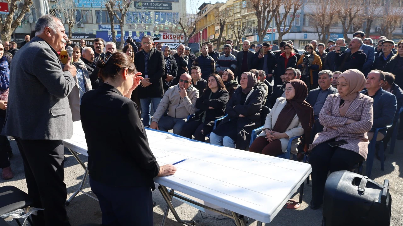 Siirt Belediyesi Meclisi belediye önünde toplandı