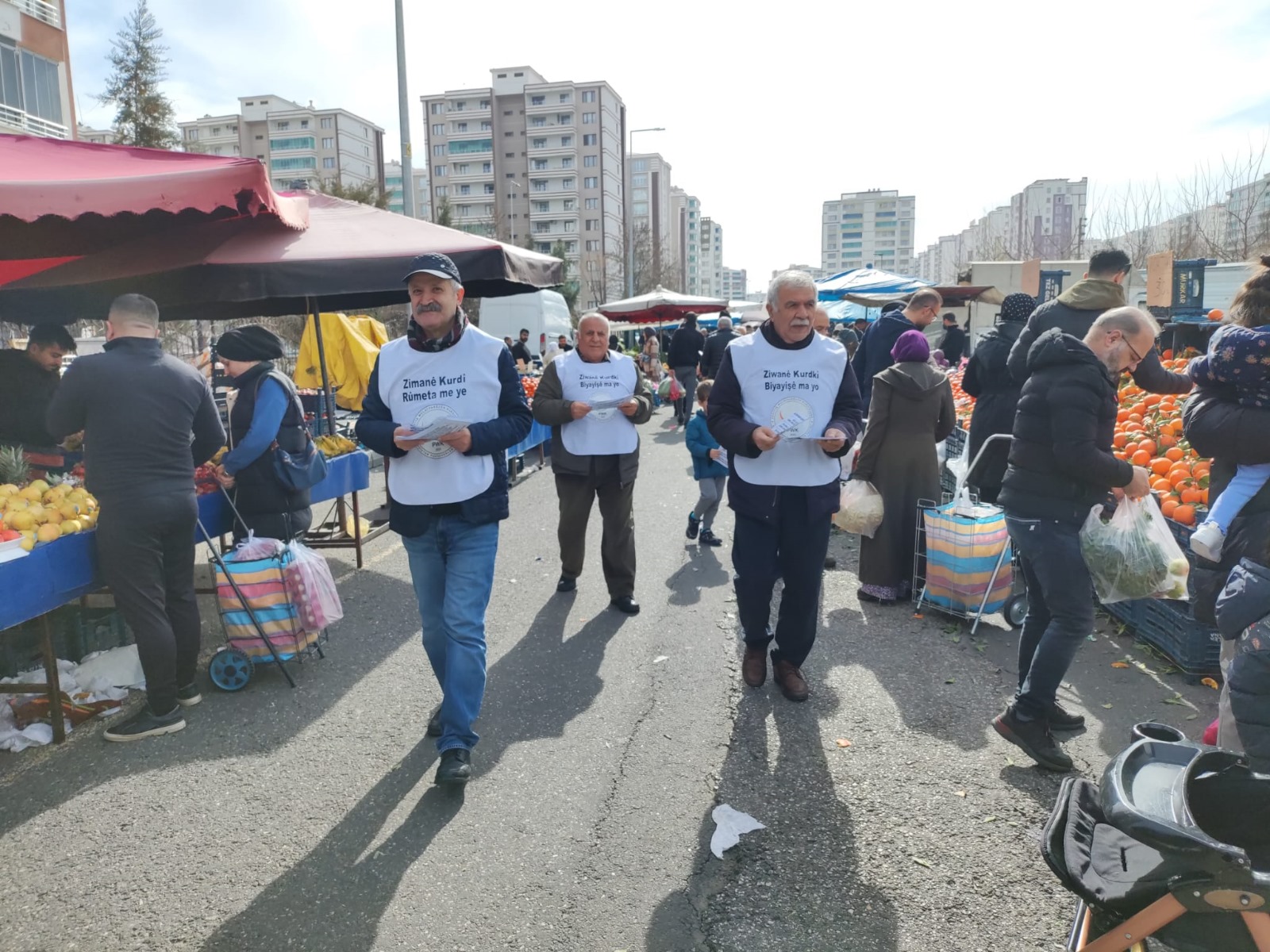 PWK Diyarbakır Dicle Kent Semt Pazarı ve  Sokaklarında Kürtçe Seçmeli Ders İçin Broşür Dağıttı